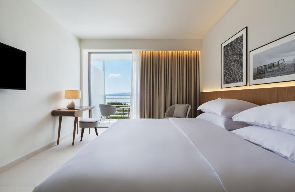 Postel nebo postele na pokoji v ubytování Bluesun Hotel Maestral