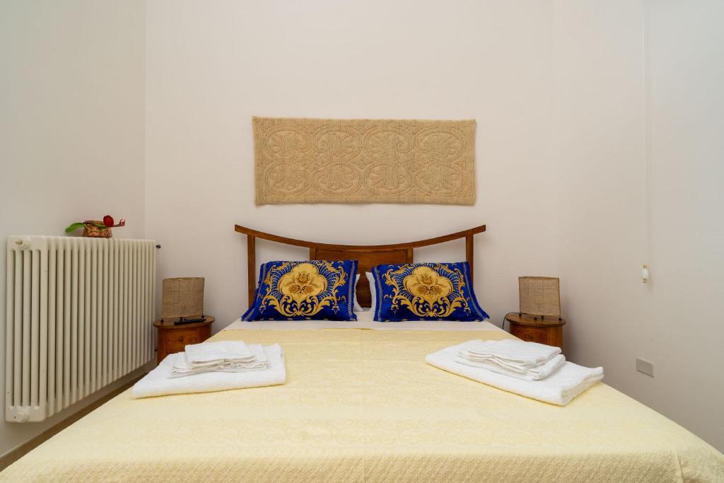 ein Schlafzimmer mit einem Bett mit zwei Handtüchern darauf in der Unterkunft Casa Vacanza Lu Sule in Uggiano la Chiesa