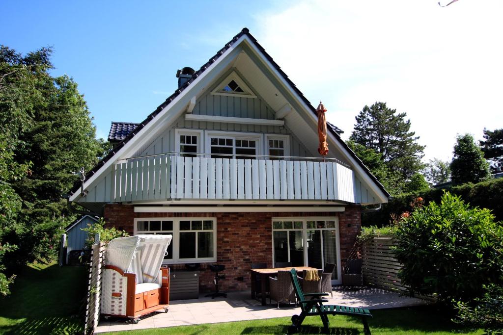 ein Haus mit einer Veranda und einer Terrasse in der Unterkunft Starklef 34a, Whg. 1, Huus Starklef in Wyk auf Föhr