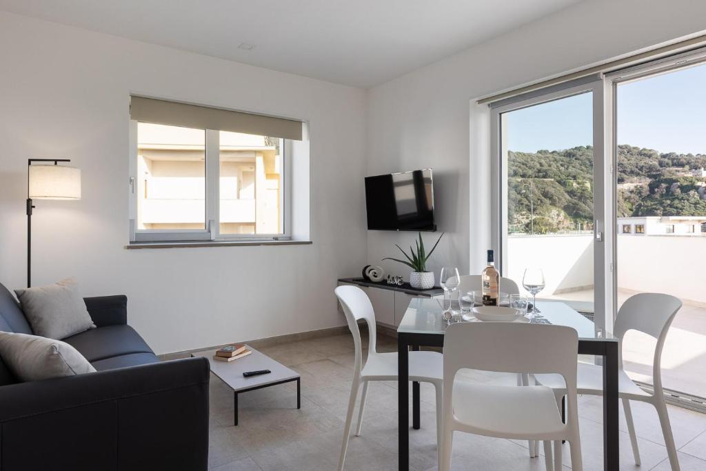 Televízia a/alebo spoločenská miestnosť v ubytovaní Oneweek Gaeta Suites and Apartments