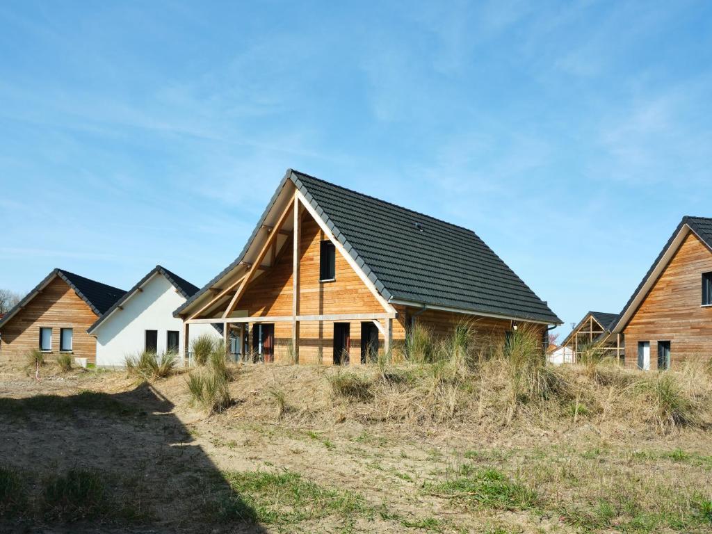 una casa con techo negro en Dormio Resort Berck-sur-Mer, en Berck-sur-Mer