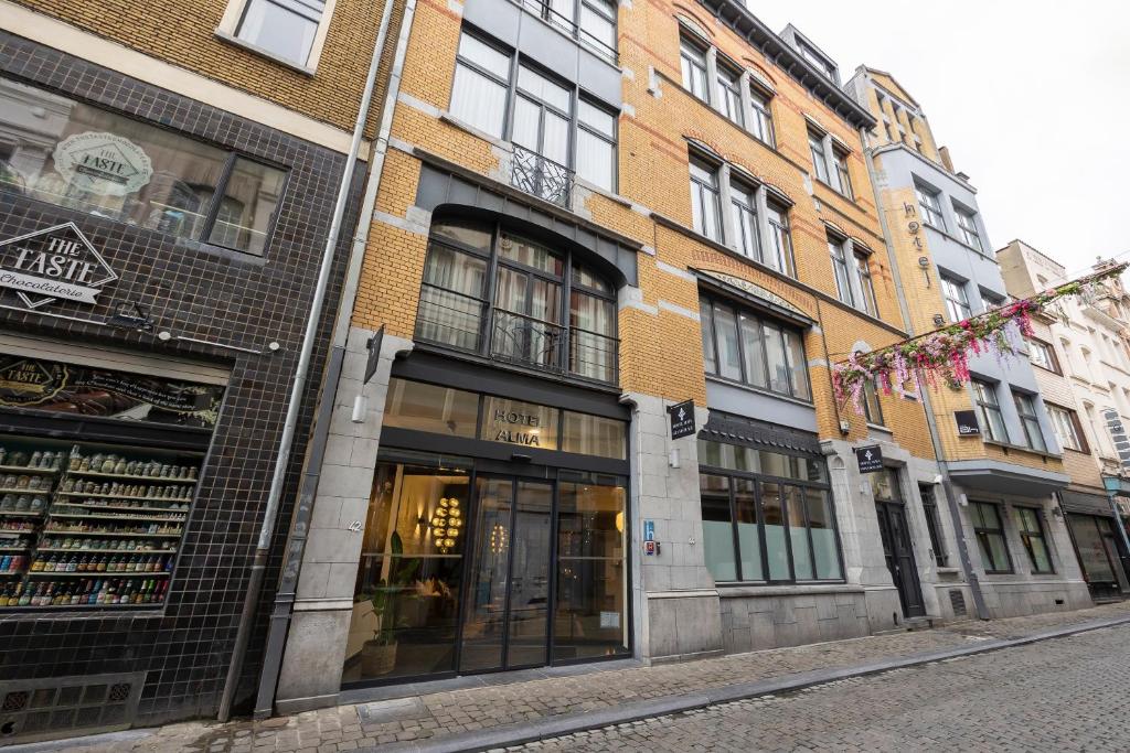 une rangée de bâtiments dans une rue de la ville dans l'établissement Alma Grand Place Hotel, à Bruxelles