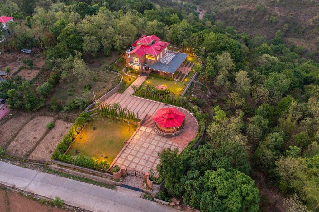 StayVista at Dhauladhar House - Luxurious Chateau in Kangra - Villa