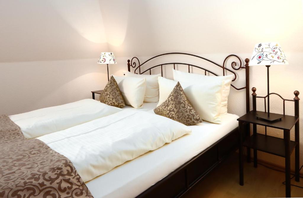 Postel nebo postele na pokoji v ubytování Parkhotel Flora