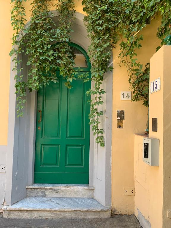 フィレンツェにあるLa CHIAVE DI SOLの蔦の建物側の緑の扉