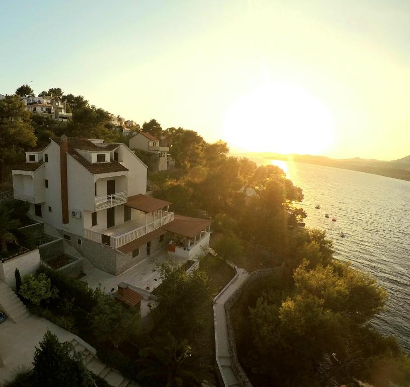 una vista aerea di una casa vicino all'acqua di Vacation Home Nusha a Okrug Donji