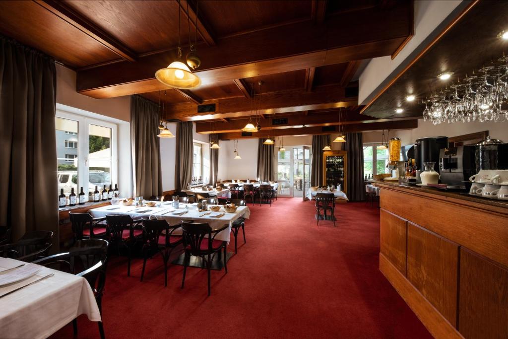 restauracja ze stołami i krzesłami w pokoju w obiekcie Prague Hotel Carl Inn restaurant & Free Parking w Pradze