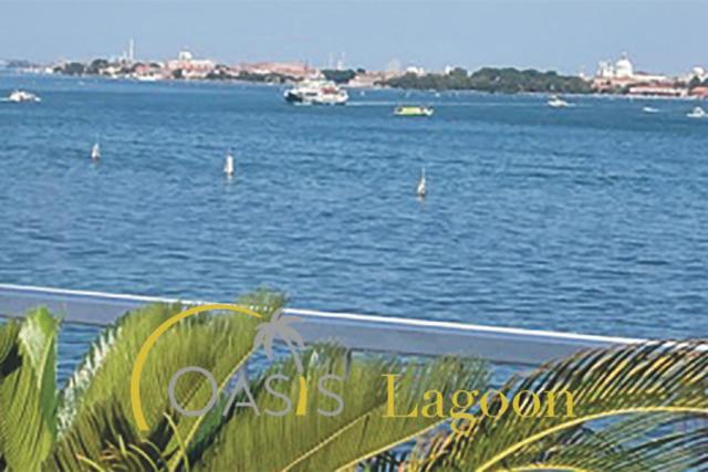 vista su una grande pozza d'acqua con barche di Oasis Lagoon Estate a Lido di Venezia