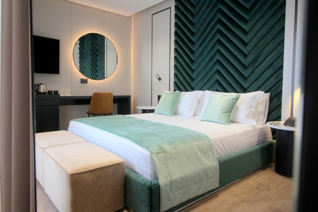 Postel nebo postele na pokoji v ubytování Rozafa Palace Hotel