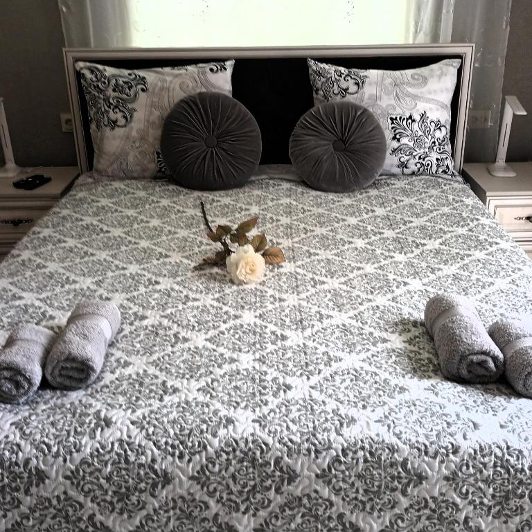a bedroom with a bed with pillows and a bedspread at Baltā Studio with Patio & Free Parking in Ventspils
