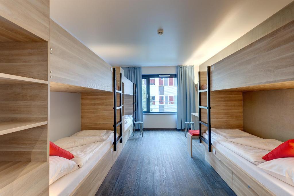 Llit o llits en una habitació de MEININGER Hotel Wien Downtown Franz