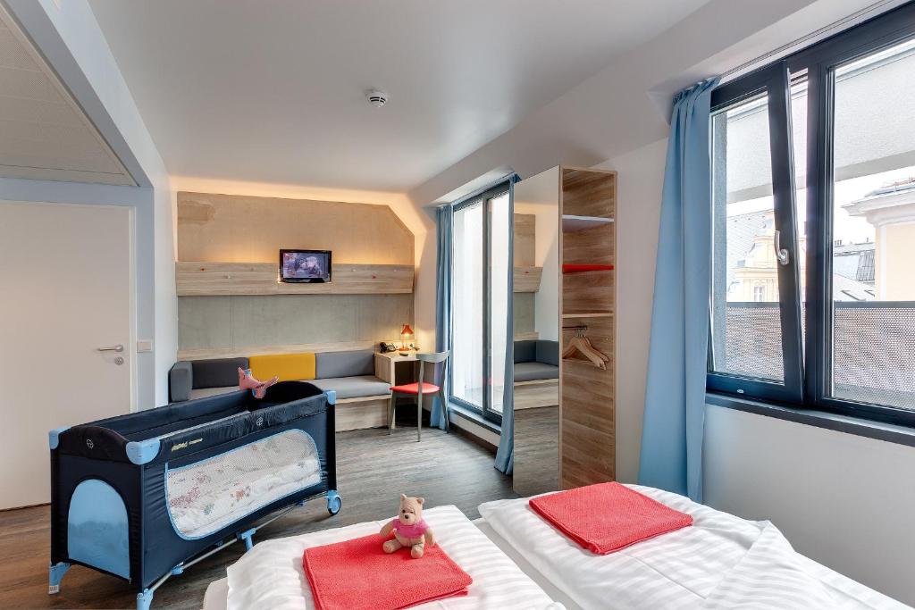 Llit o llits en una habitació de MEININGER Hotel Wien Downtown Franz