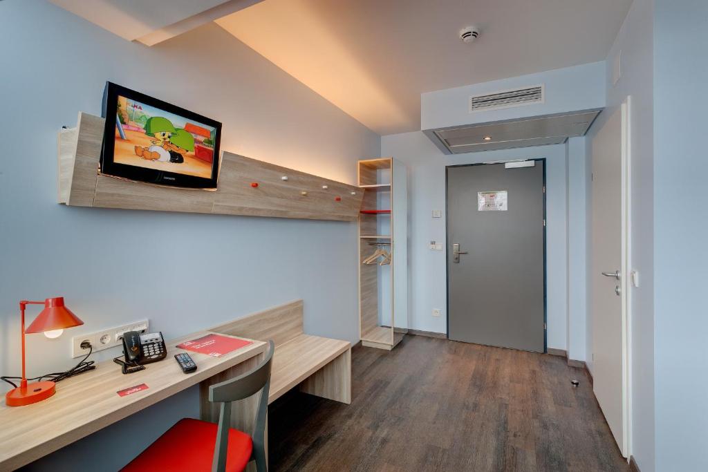 Televisor o centre d'entreteniment de MEININGER Hotel Wien Downtown Franz