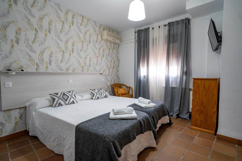 Postel nebo postele na pokoji v ubytování Hostal Plaza de Italia