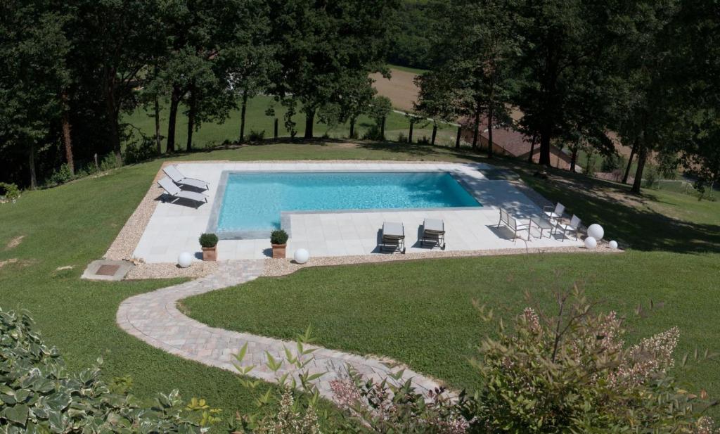 an overhead view of a swimming pool in a yard at B&B La Bianchina in Monale
