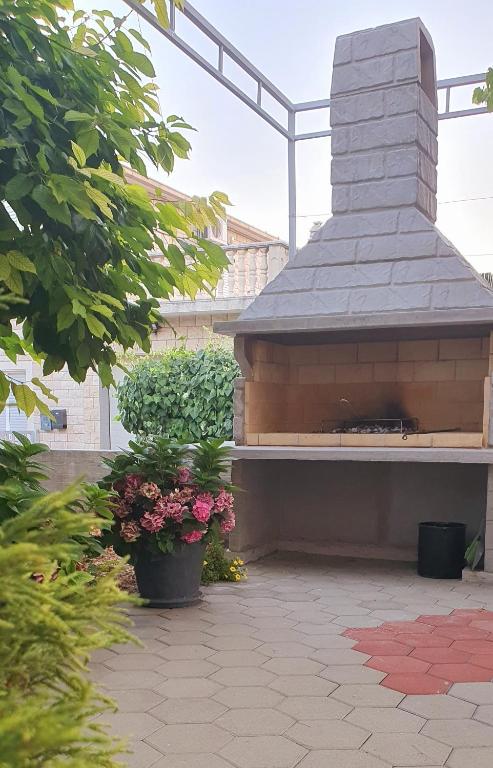 Vonkajšia záhrada v ubytovaní Apartman Sisters - FREE parking