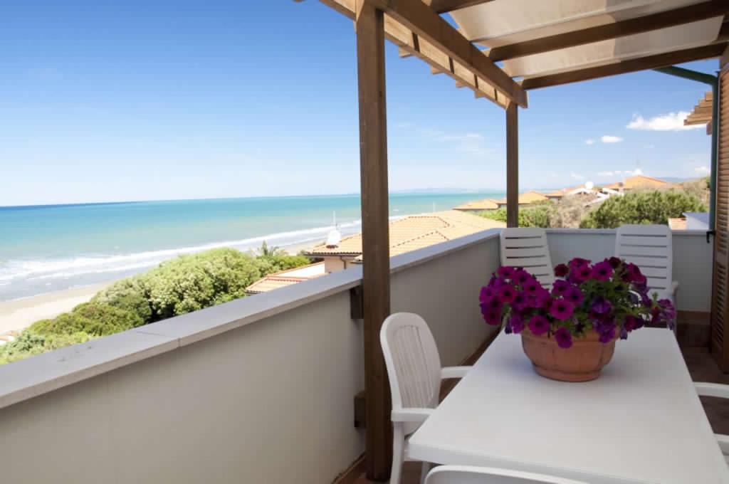 サン·ヴィンチェンツォにあるResidence Villa Claraのビーチを望むバルコニー(テーブル、椅子付)