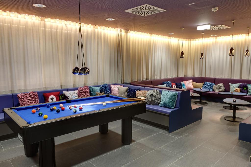 Biliár nebo kulečník v ubytování MEININGER Hotel Wien Downtown Sissi
