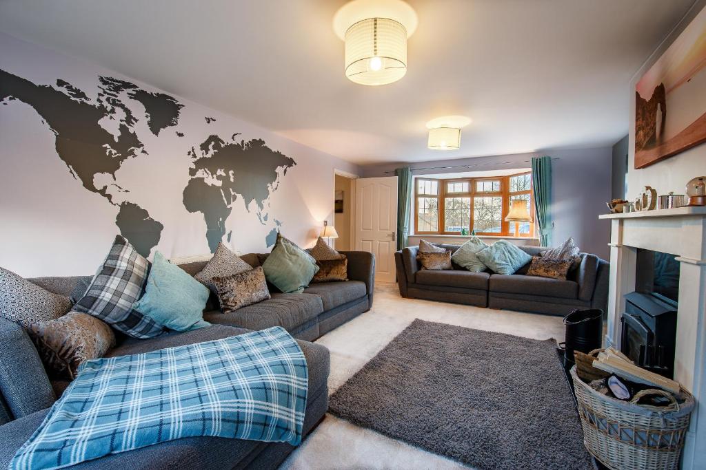 uma sala de estar com um mapa do mundo na parede em Beautiful Large 4 bedroom house with hot tub em West Coker