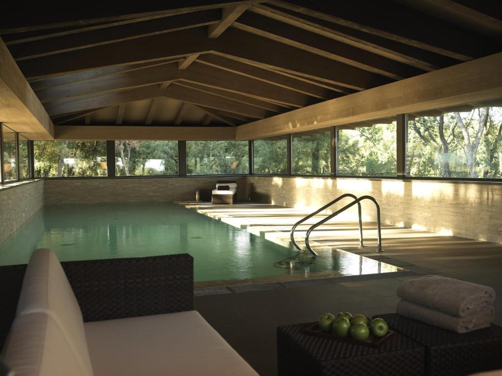 Bazén v ubytování Mas de Torrent Hotel & Spa, Relais & Châteaux nebo v jeho okolí