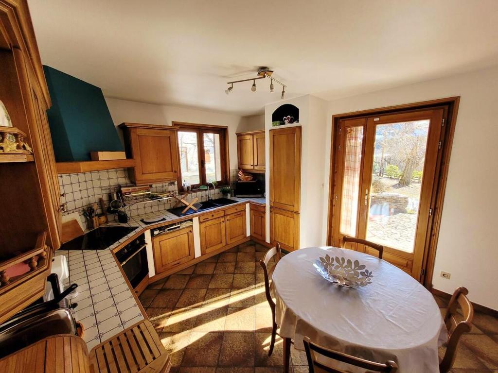 Chalet de 4 chambres avec jardin clos et wifi a Guillestre