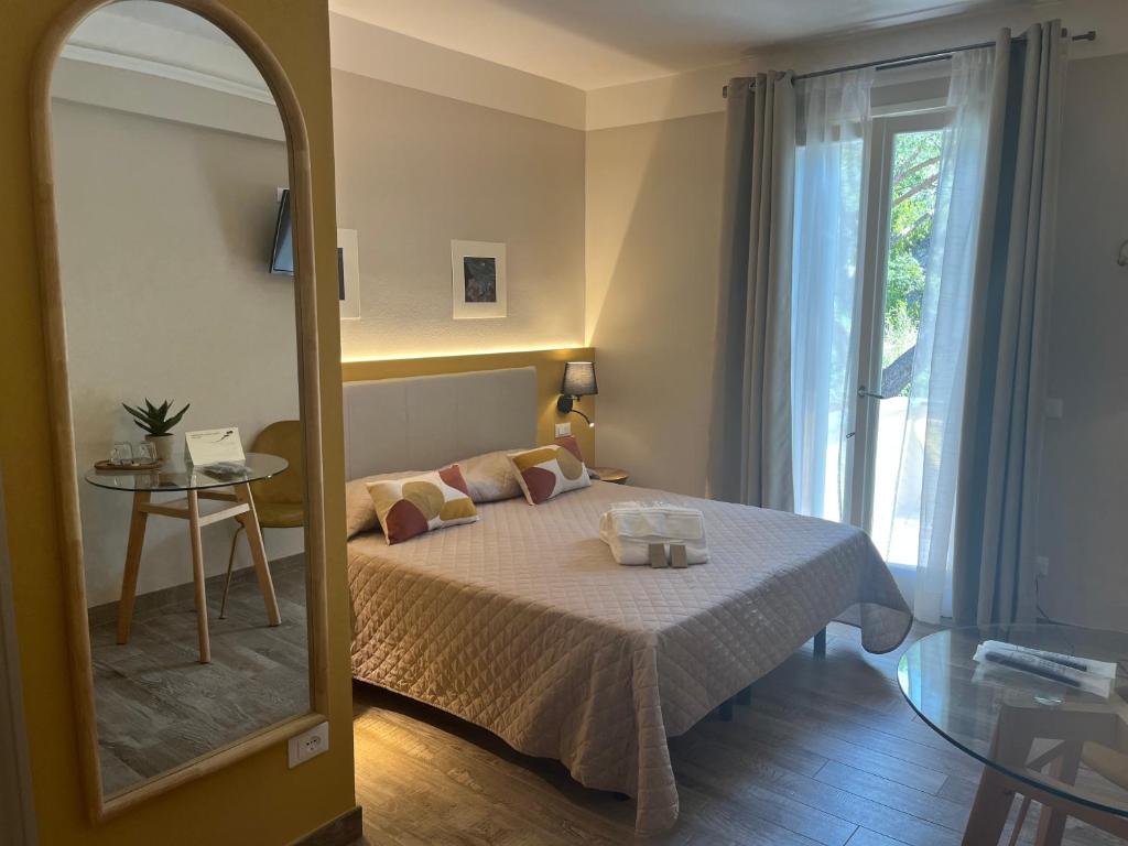 - une chambre avec un lit et un grand miroir dans l'établissement Hotel Il colle di Monterosso, à Monterosso al Mare