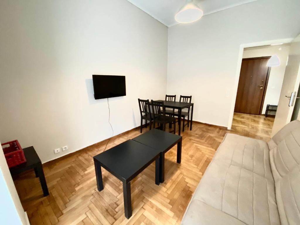 TV a/nebo společenská místnost v ubytování Victoria Studio Downtown Athens