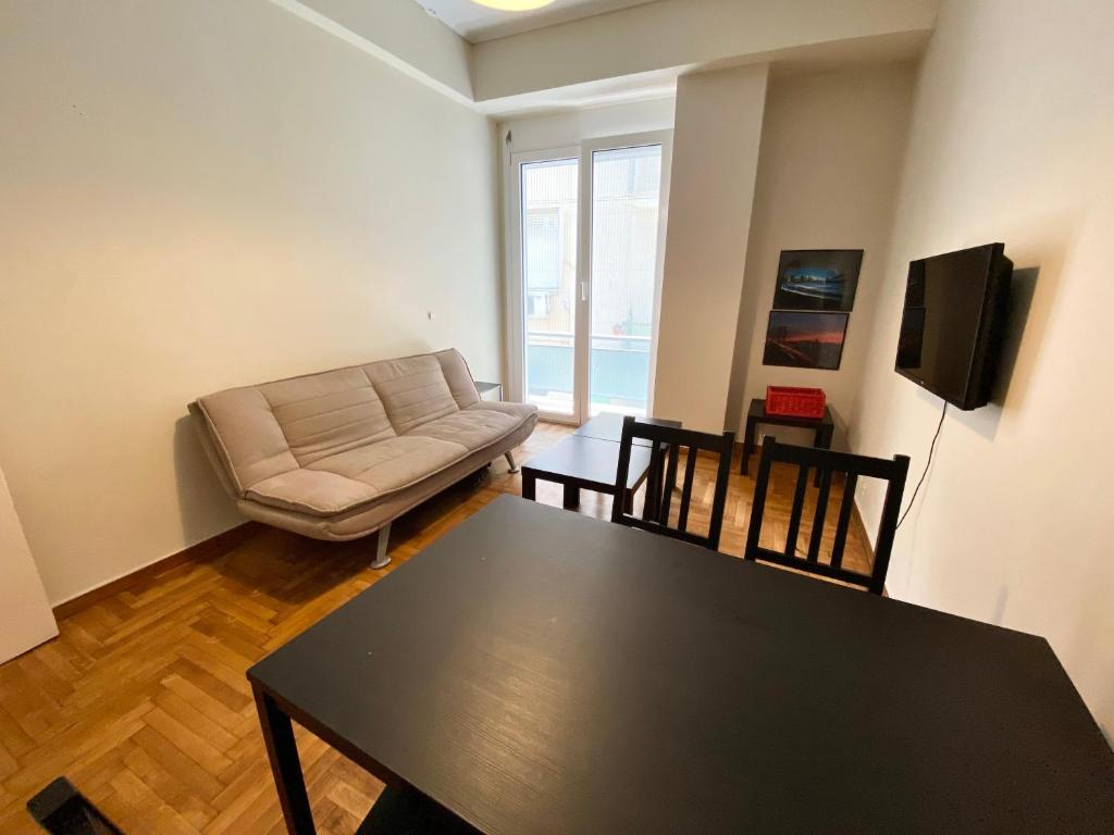 TV a/nebo společenská místnost v ubytování Victoria Studio Downtown Athens