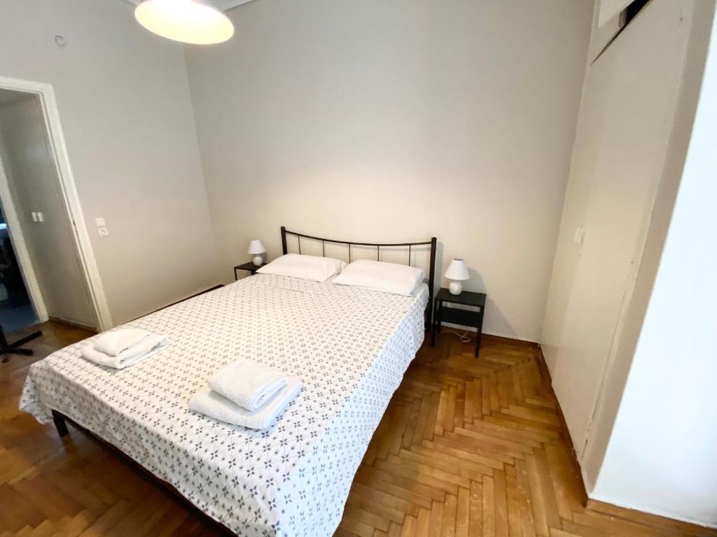 Postel nebo postele na pokoji v ubytování Victoria Studio Downtown Athens