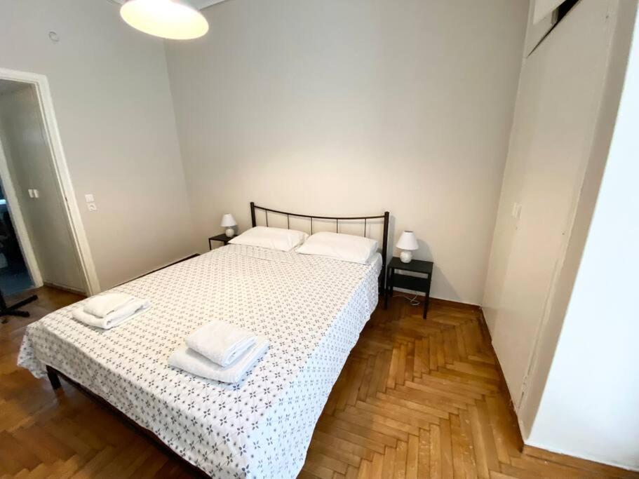 Postel nebo postele na pokoji v ubytování Victoria Studio Downtown Athens