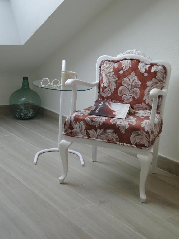 een rode en witte stoel in een kamer bij INSULA PLAzA MAYOR ATICO in Astorga