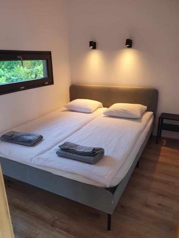Postel nebo postele na pokoji v ubytování Domek letniskowy Osieki