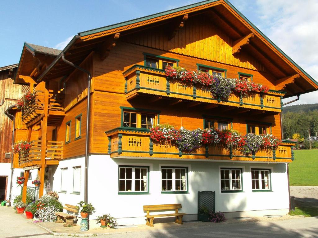 un bâtiment avec des fleurs sur ses balcons dans l'établissement Appartements Bacherhof, à Schladming