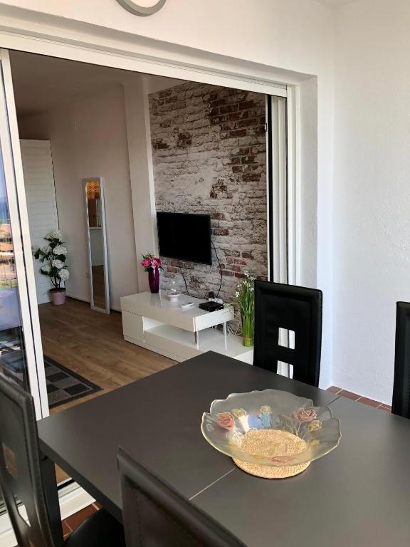 Televízia a/alebo spoločenská miestnosť v ubytovaní Grand Studio bahia2 501 avec terrasse face mer et coeur d Empuriabrava