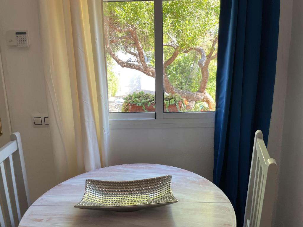 a table in a room with a window at Apartamentos Dulcemar Frente al Mar con zona SPA in San José