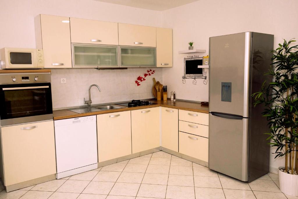 Kuchyňa alebo kuchynka v ubytovaní Duce Apartment Mendula