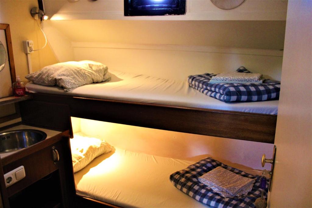Una cama o camas en una habitación de Amice