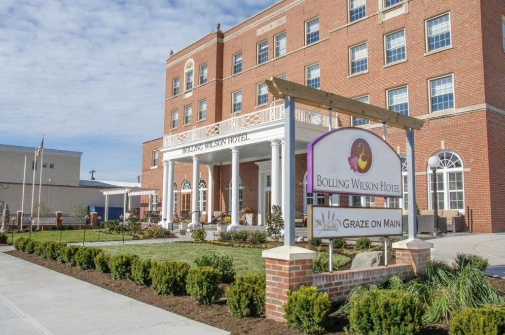 un edificio con una señal delante de él en The Bolling Wilson Hotel, Ascend Hotel Collection, en Wytheville