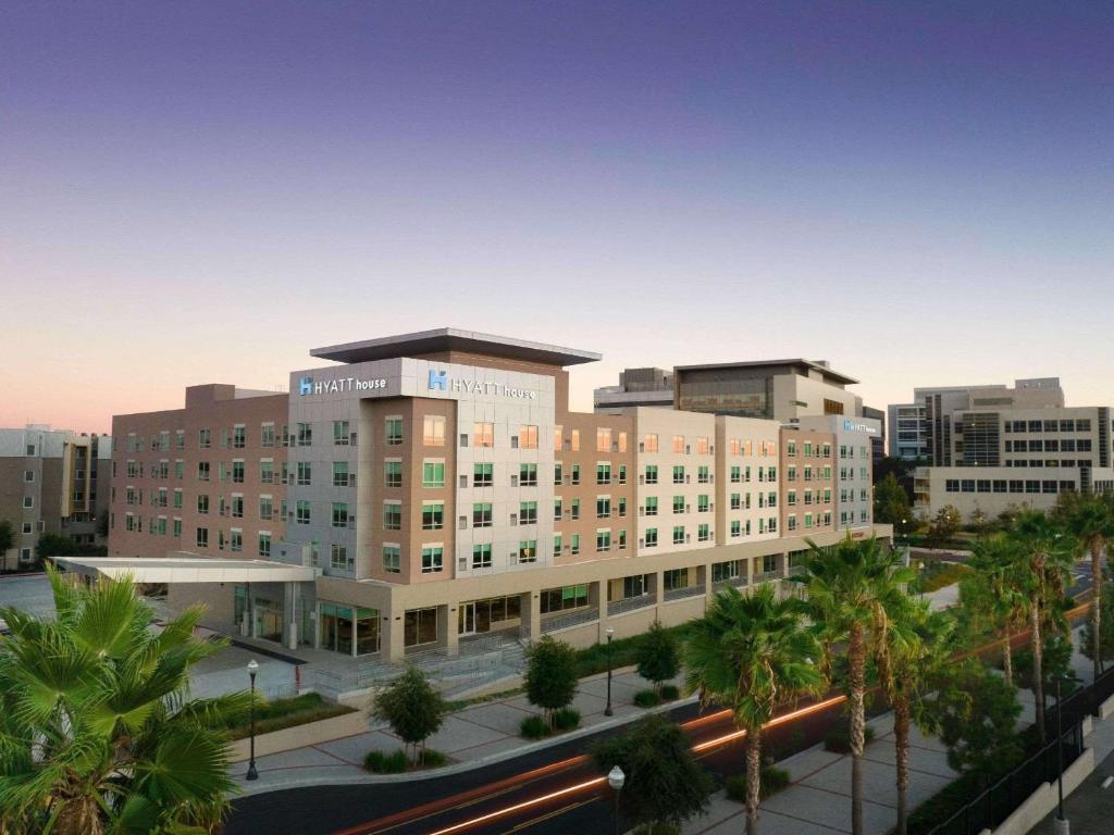 uma representação de um edifício hospitalar com palmeiras em Hyatt House LA - University Medical Center em Los Angeles