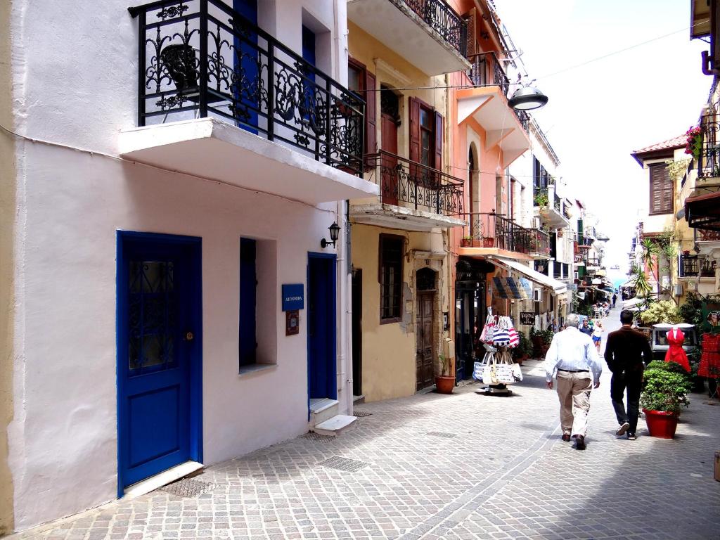 un grupo de personas caminando por una calle en Villa Archondisa en La Canea