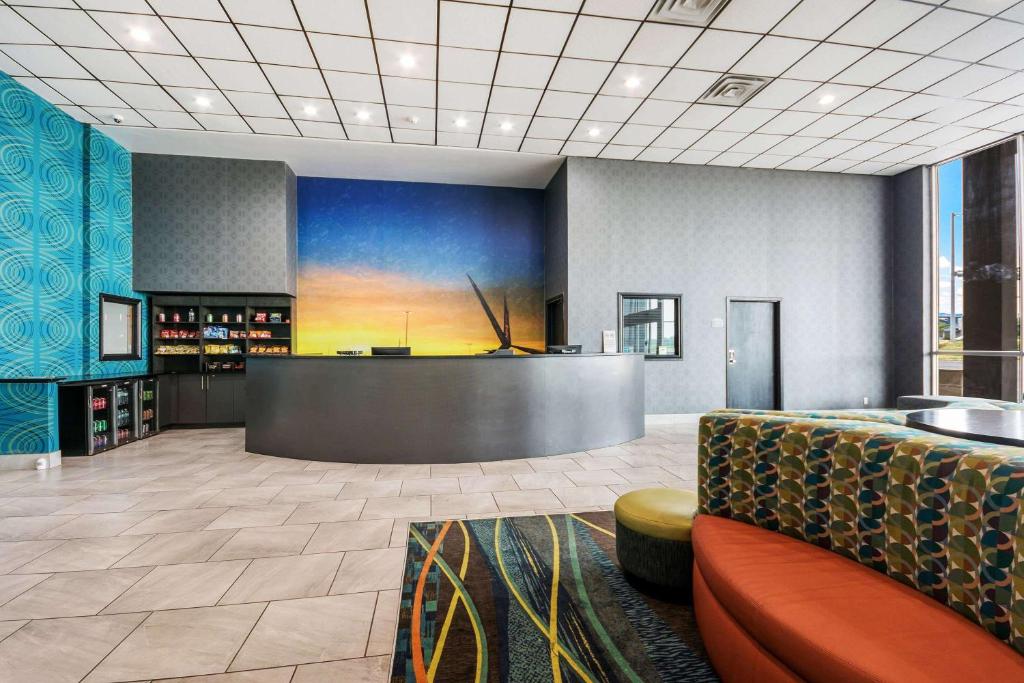 a lobby with a couch and a bar at Bricktown Hotel & Extended Stay in Oklahoma City