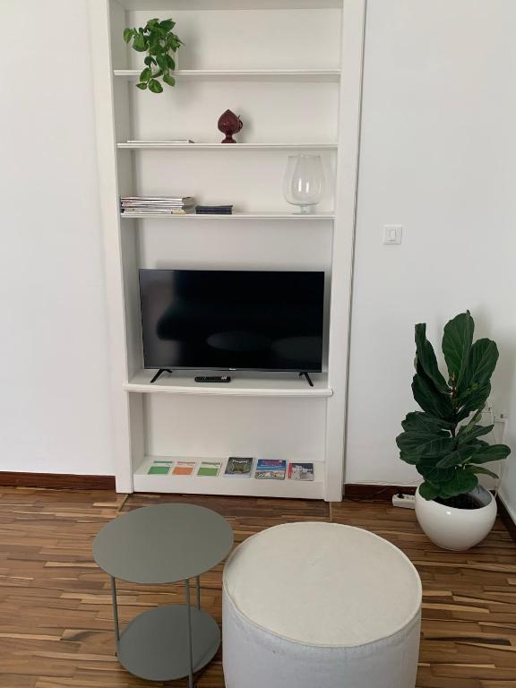 Televízia a/alebo spoločenská miestnosť v ubytovaní Casa Margherita