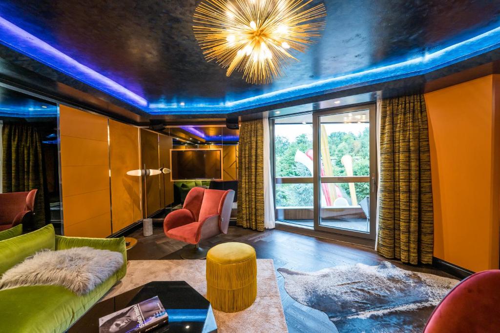 
1 BED | Come Play Suite w/Balcony
