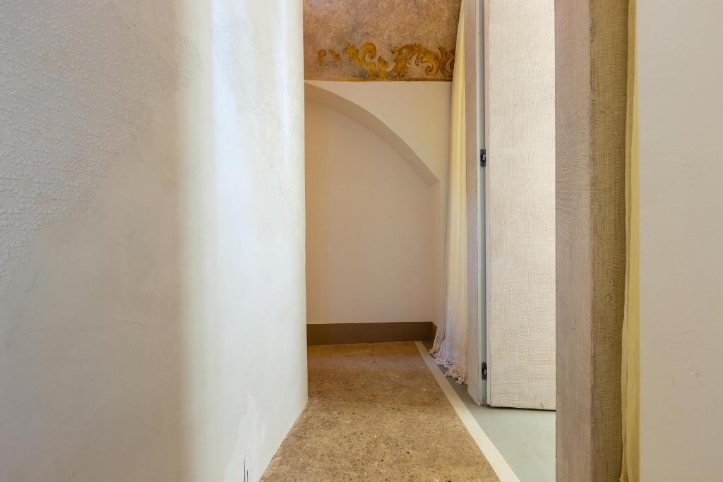 ルッファーノにあるMasseria Muto by BarbarHouseの白壁と扉の廊下