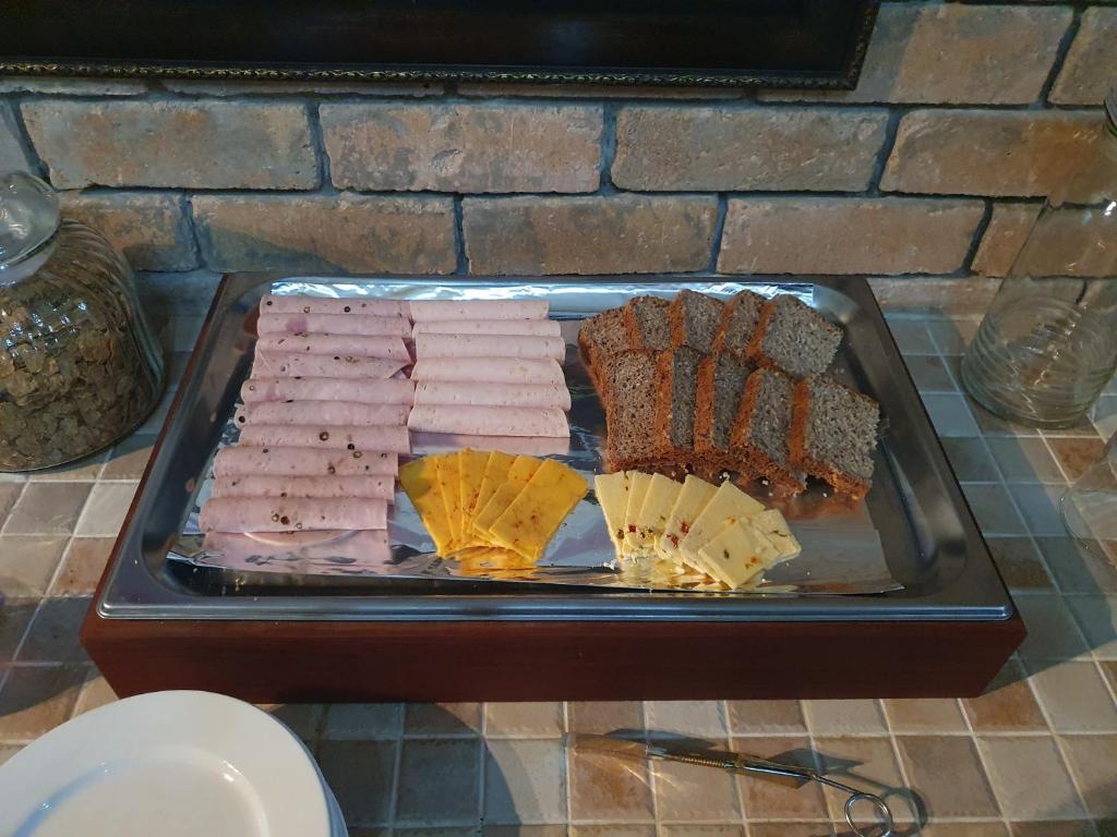 Makanan di atau berdekatan rumah tamu ini