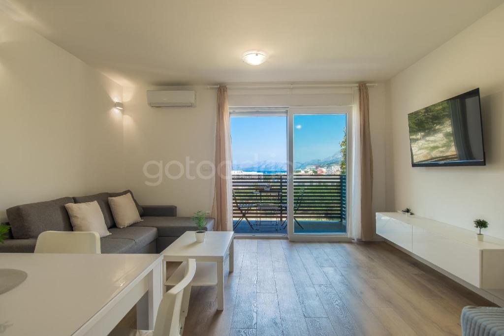 un soggiorno con divano e tavolo di Sea View Apartments Pezze a Makarska