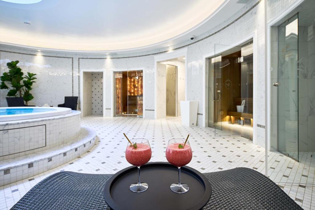 Bazén v ubytování Schloss Fellin Boutique Hotel and Spa nebo v jeho okolí