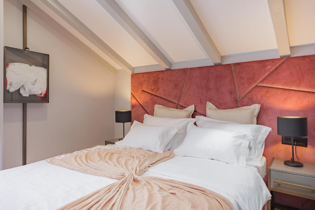 Postel nebo postele na pokoji v ubytování Heritage Rooms Split Olympic Dream