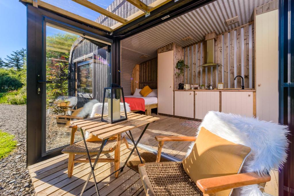 Area soggiorno di Killarney Glamping at the Grove, Suites and Lodges