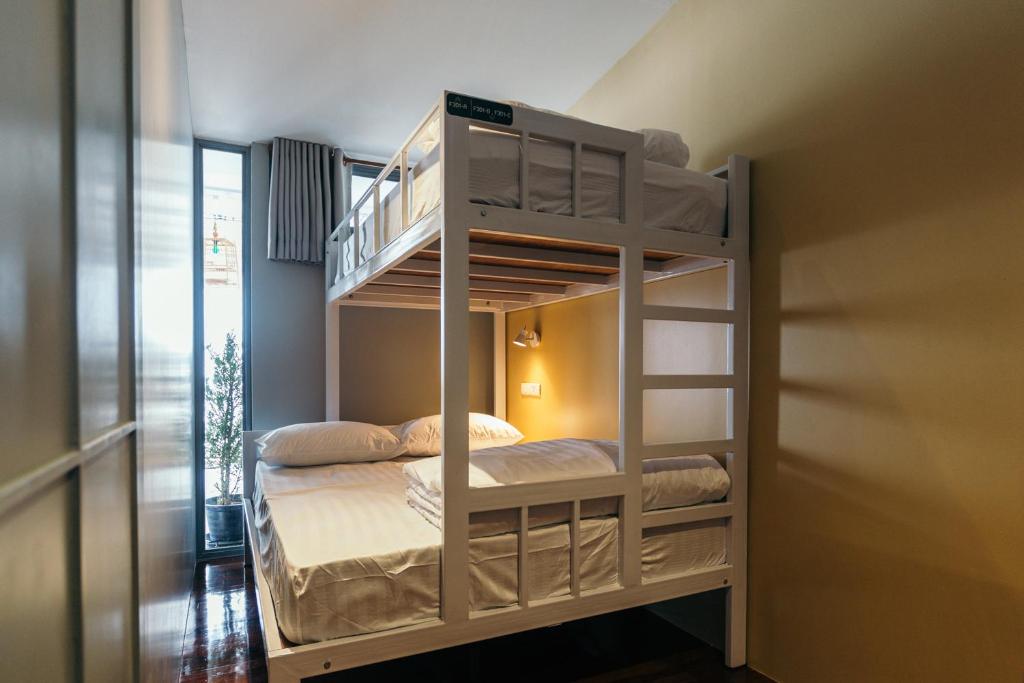 Katil dua tingkat atau katil-katil dua tingkat dalam bilik di Tongsiam